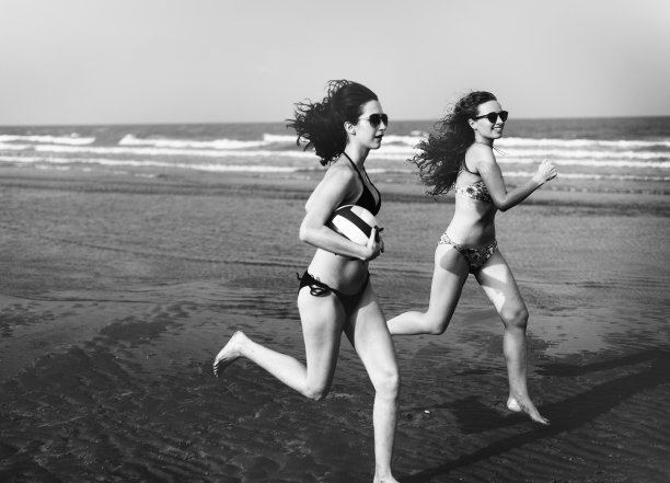 两个女人玩海滩的概念图片下载