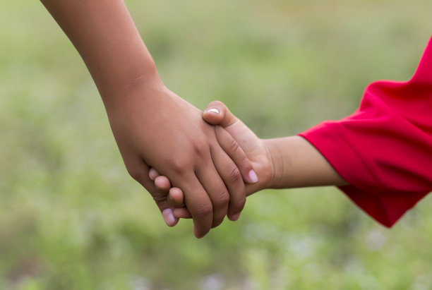 孩子们手牵着手图片下载