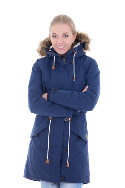 年轻迷人的微笑女人穿着冬天的衣服图片下载