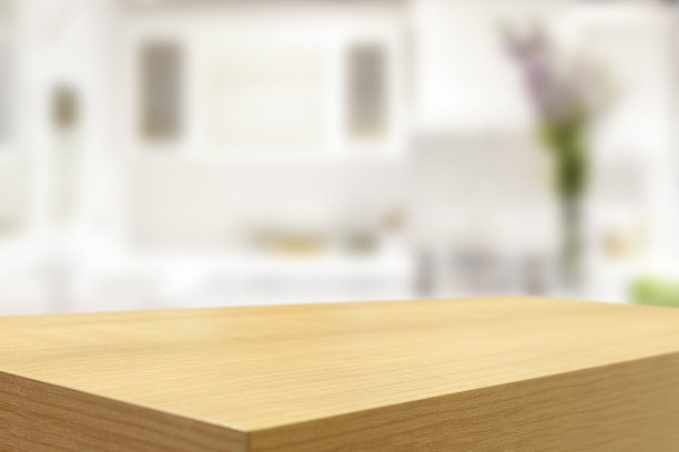 空木桌和模糊的厨房背景图片下载