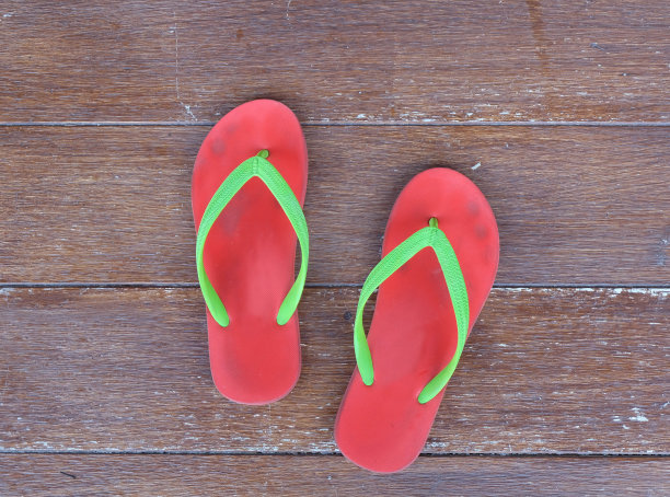 沙滩拖鞋上的木制背景图片下载