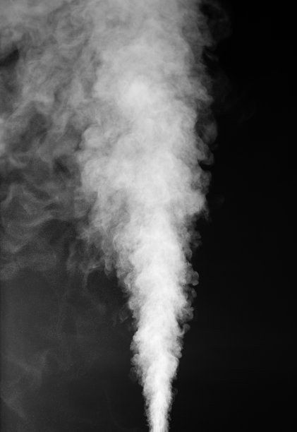 白色蒸汽在黑色背景图片下载