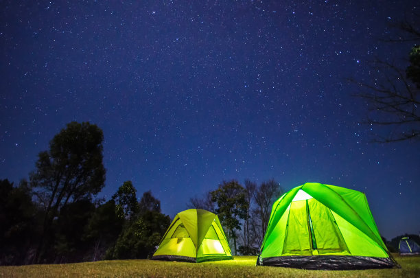 在有星星的夜晚露营在森林里图片下载