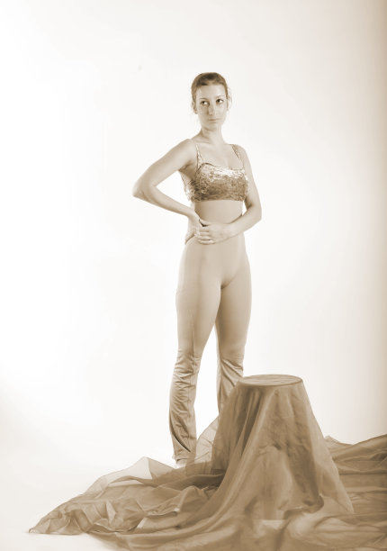 运动女孩在一个芭蕾舞大厅在复杂的poze图片下载