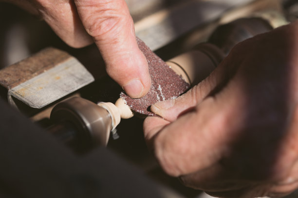 老木匠用木头工作，复古色调，特写照片图片下载