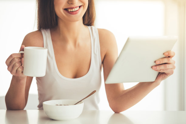 漂亮女孩在家图片下载