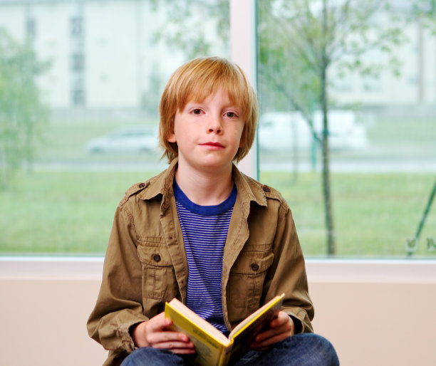 读书的少年图片下载