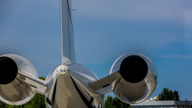 飞机在候机楼门口准备起飞。图片下载