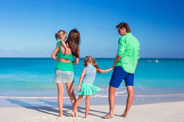 年轻的家庭度假图片下载