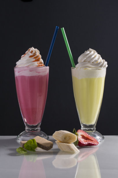 在炎热的夏天喝冷饮图片下载