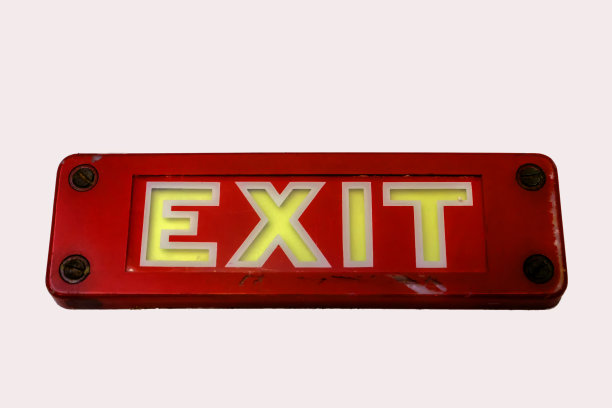 白色墙上的旧出口标志图片下载