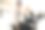 销售人员向潜在客户展示车辆图片下载