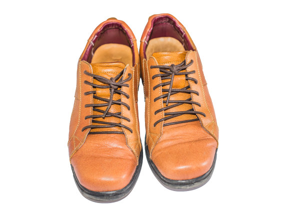 白色背景的棕色皮鞋图片下载