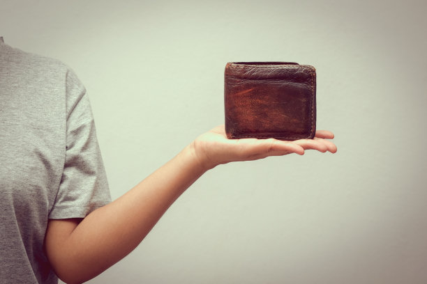 手和钱包滤镜效果复古复古风格图片下载