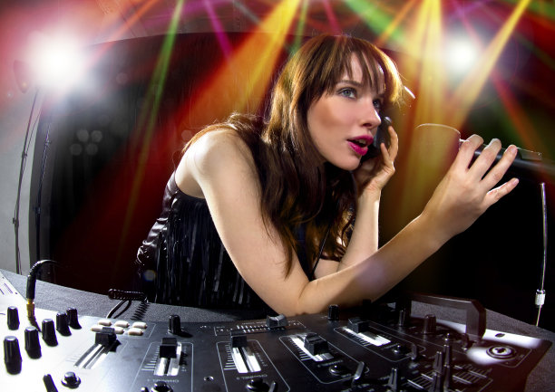 一个女DJ对着麦克风讲话的特写图片下载