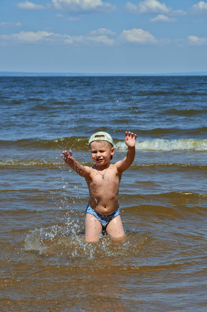 4岁的小孩在河里洗澡图片下载