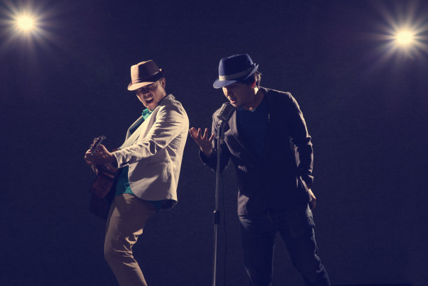 二重奏音乐家在黑暗与镜头光晕效果图片下载