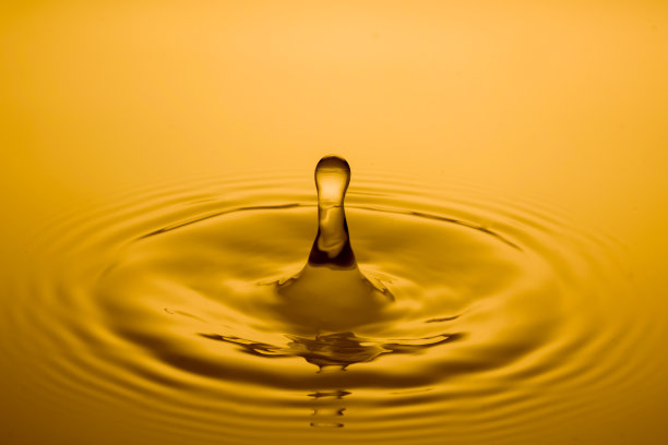 近距离观察一滴油图片下载