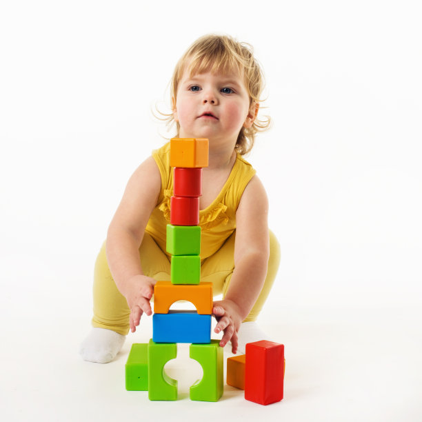 小女孩在玩五颜六色的玩具积木图片下载