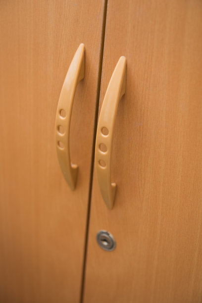 带有塑料把手的木制衣橱图片下载