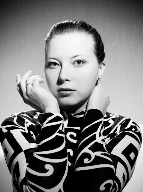 年轻女子的黑白肖像图片下载