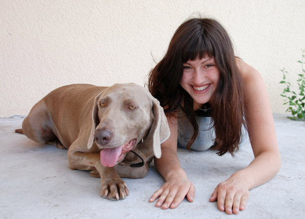 微笑的女孩和狗图片下载