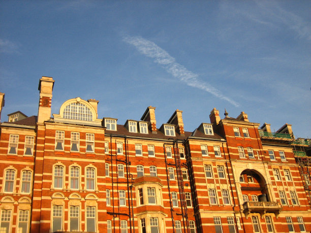 红砖建筑，蓝天图片下载