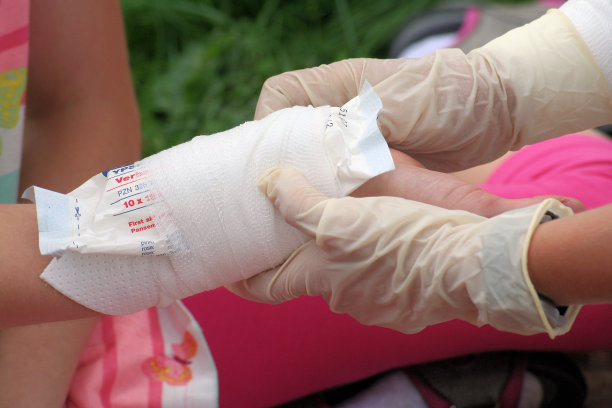 手臂绑着绷带图片下载