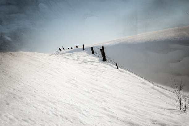 牛栏，雪和蓝天冬天的一天图片下载