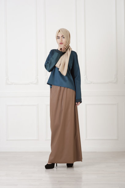 восточного типа的年轻漂亮女人全身像图片下载