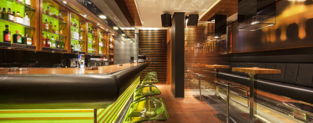 利用夜总会倾斜镜头制作的无缝全景图片下载