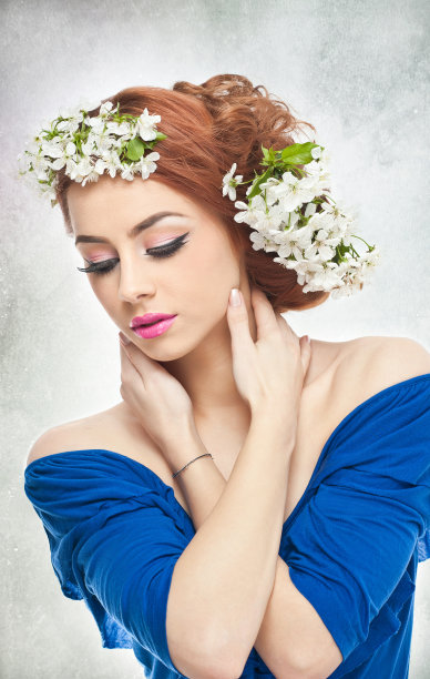 头发上插着春花的漂亮姑娘图片下载