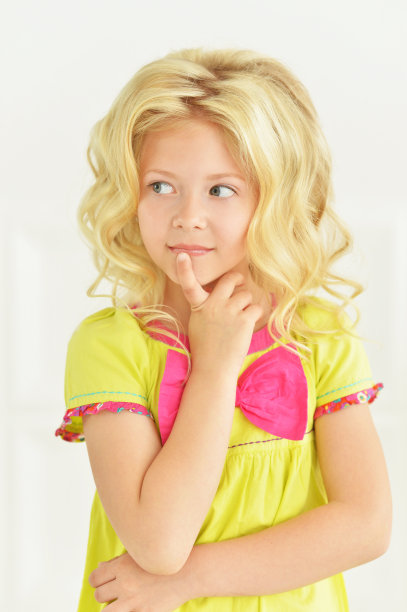 穿着鲜艳裙子摆姿势的女孩图片下载