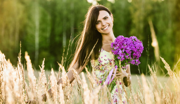年轻快乐的女孩拿着花图片下载