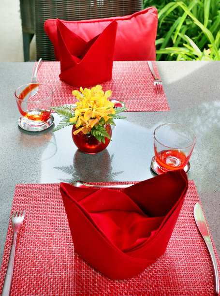 咖啡馆里的服务桌图片下载