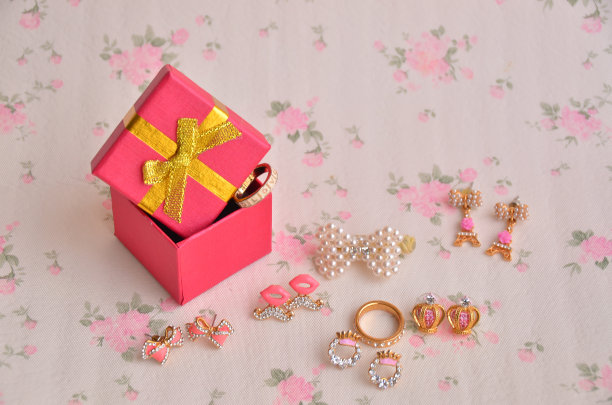 盒子的耳环图片下载