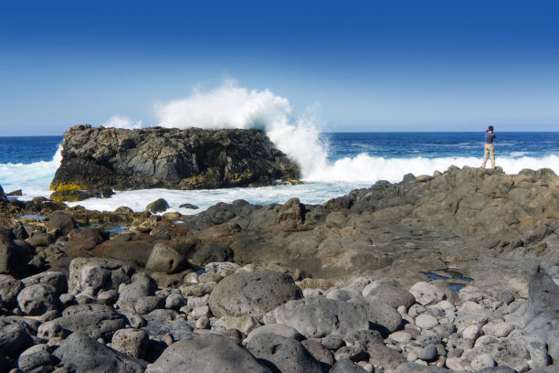 人们拍下了岩石上的巨浪图片下载