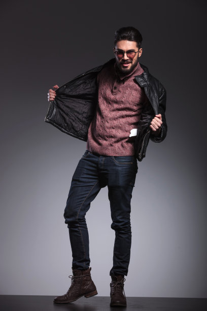 英俊的男人，穿着他的黑色皮夹克图片下载