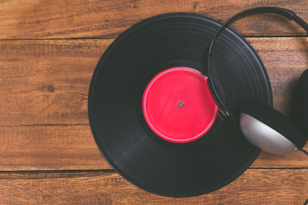 木桌上的黑胶唱片和耳机图片下载