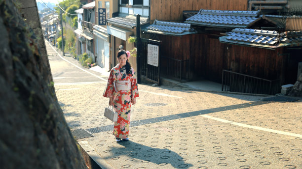 穿着和服的传统日本妇女图片下载