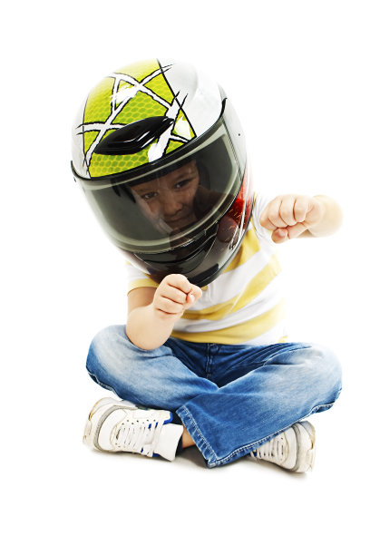 戴着头盔的男孩，假装在开摩托车图片下载