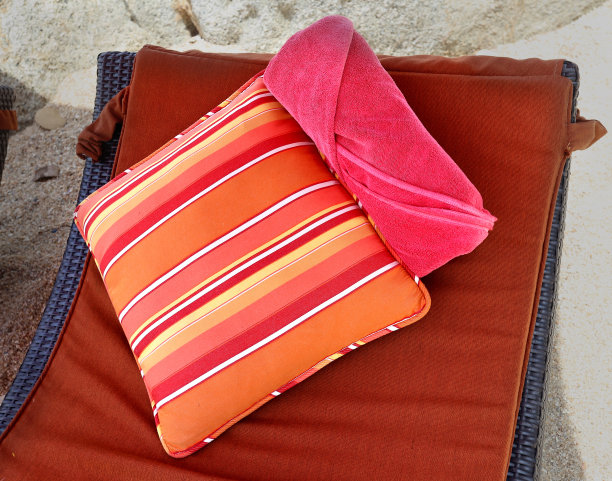 海滩用的枕头和毛巾图片下载