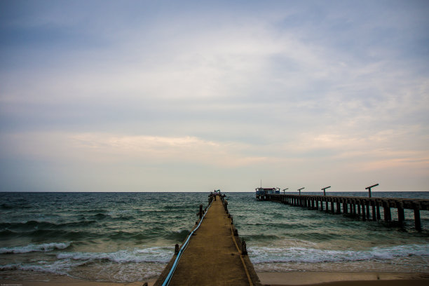 泰国热带海滩上的码头图片下载