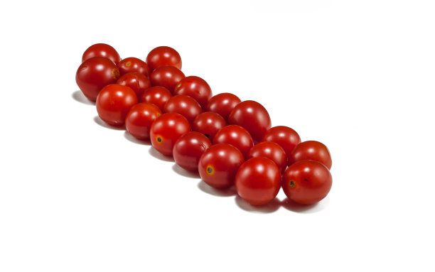 新鲜鲜嫩的番茄放在白色盘子里图片下载