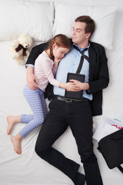 俯视图商人和他可爱的小女儿图片下载