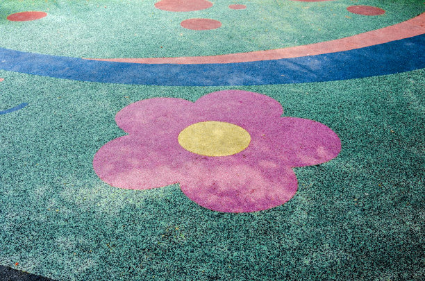 操场上五颜六色的地板图片下载