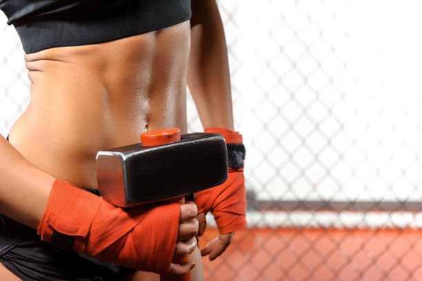 在体育馆开着悍马的女运动员图片下载