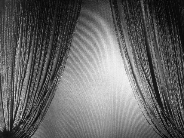 单色，像窗帘一样的窗帘，映衬着朴素的背景图片下载