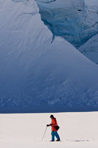 男人踩着滑雪板前进图片下载