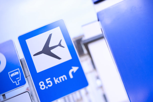 有飞机标志的蓝色路标图片下载